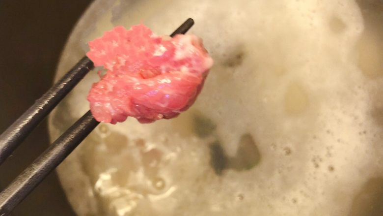 皮蛋瘦肉粥,煮半小时后加入肉片。