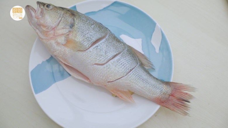 泰式料理的3+1种有爱做法「厨娘物语」,[青柠蒸鲈鱼]
鱼处理好后双面划斜刀，碟中垫上4片姜，放入碟中。