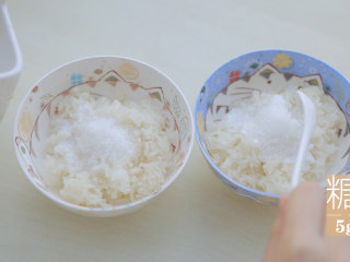 泰式料理的3+1种有爱做法「厨娘物语」,蒸好的糯米分成2份分别装碗，每份都加入20ml椰浆、5g糖、1g盐搅拌均匀备用。