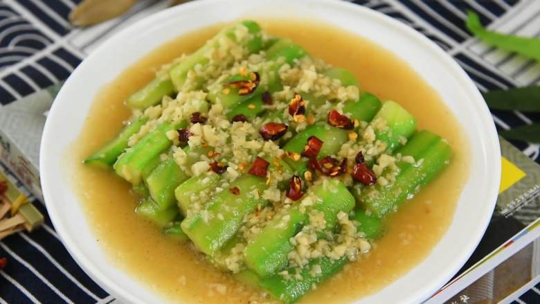 绿色清新的家常小菜—蒜蓉炒丝瓜,绿色清新，简单清淡的蒜蓉炒丝瓜。