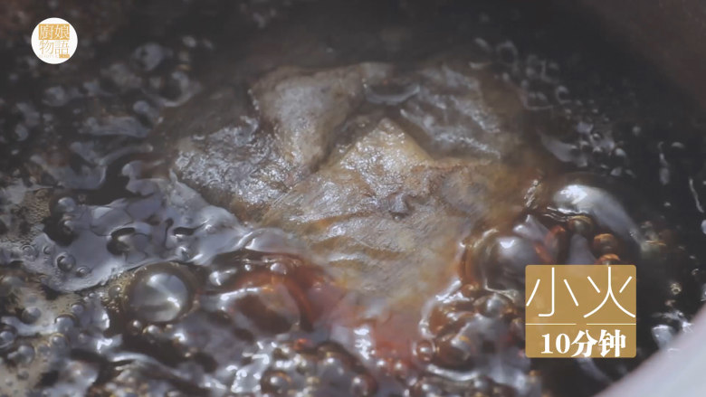 泰式料理的3+1种有爱做法「厨娘物语」,锅内倒入400ml清水，煮开后放入茶包小火煮10分钟，捞出茶包关火。