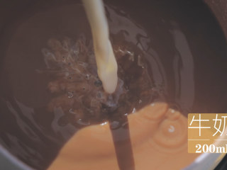 泰式料理的3+1种有爱做法「厨娘物语」,加入40g炼乳趁热搅开，再倒入200ml牛奶、10g糖搅拌均匀。（糖的多少可以按照自己喜欢甜度来放哦~）