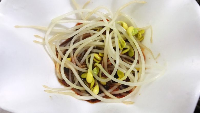 重庆小面之最爱豌杂面,焯熟的豆芽码入碗里