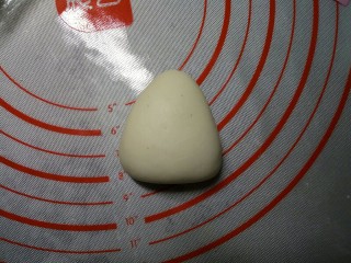 萌粽豆沙包,借助刮板将面团整形为三角形。