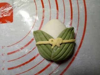 萌粽豆沙包,再做一个蝴蝶结贴在上面。