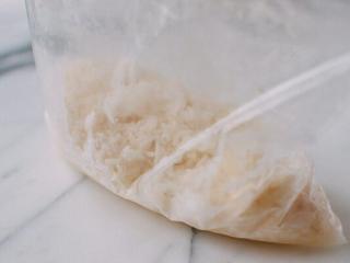 皮蛋瘦肉粥,煮好的米饭装到密封袋里。把它放在冰箱里至少8小时。