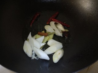 爆炒花蛤,下葱姜，干辣椒，香叶，桂皮，八角炒香