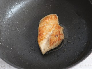 照烧鸡排饭,翻面继续煎熟，煎至两面金黄。