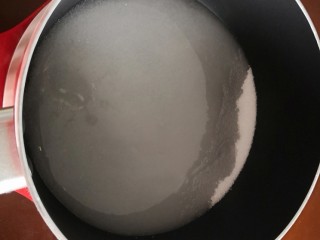 【奶油焦糖酱】,将糖和冷水倒入不粘锅中。