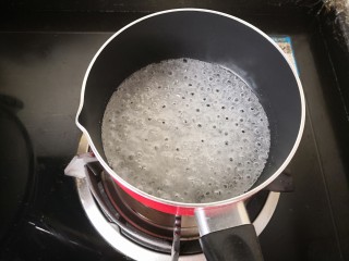 【奶油焦糖酱】,糖水加热，不要搅拌，防止返沙，起泡后端起锅抖动一下，只能抖动哦。