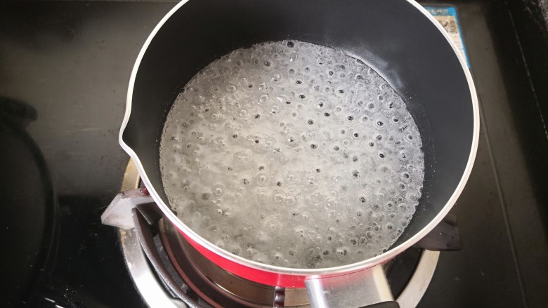 【奶油焦糖酱】,糖水加热，不要搅拌，防止返沙，起泡后端起锅抖动一下，只能抖动哦。