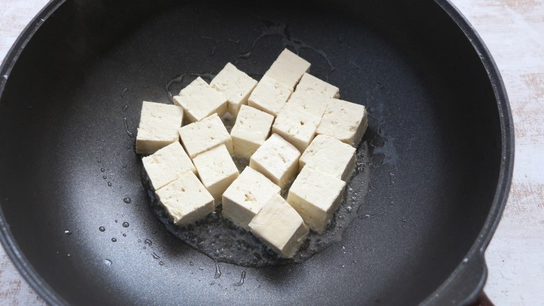 照烧豆腐,放入豆腐块，小火煎一下。
