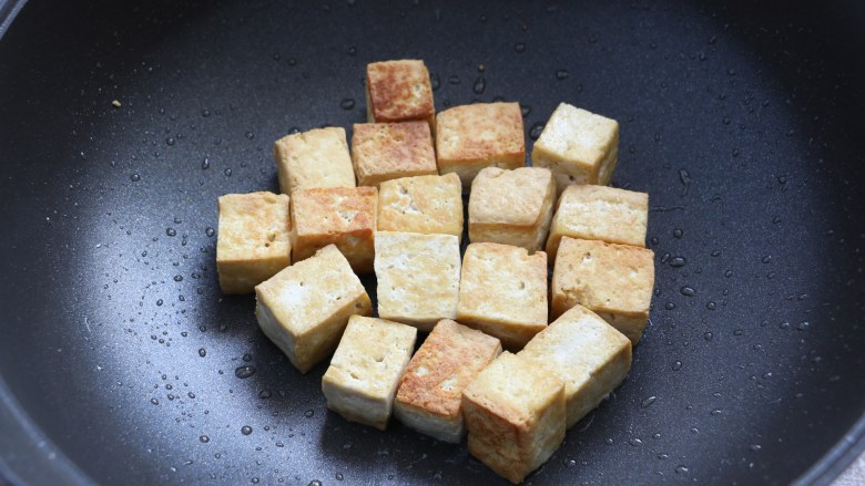 照烧豆腐,煎至豆腐金黄。