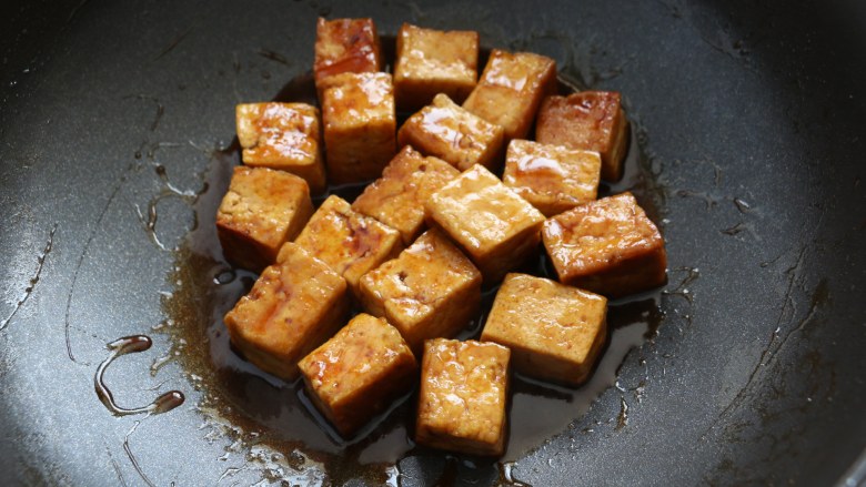 照烧豆腐,汤汁浓稠即可出锅。
