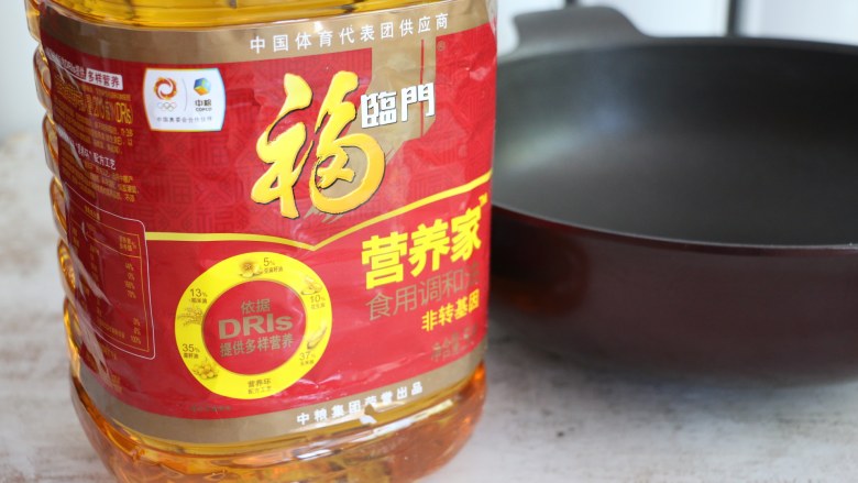 煎茄盒,不沾锅中倒入适量食用油。