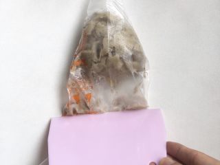 虾滑条,装入裱花袋，用刮板或者筷子把虾泥刮一起