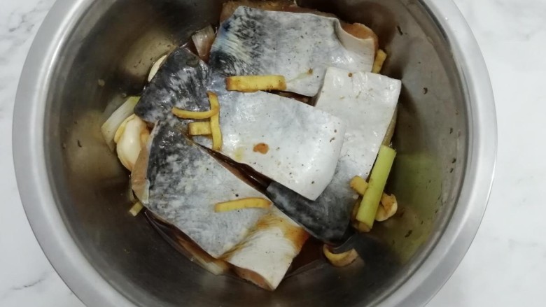 香煎雪鱼,搅拌均匀，腌制三十分钟