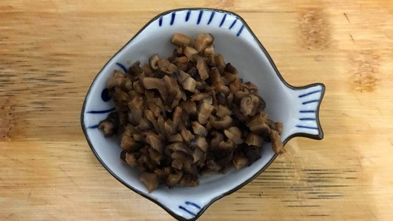 香菇肉沫蚝油冬瓜,泡发好的香菇去蒂洗净，轻轻挤干水分，切成丁