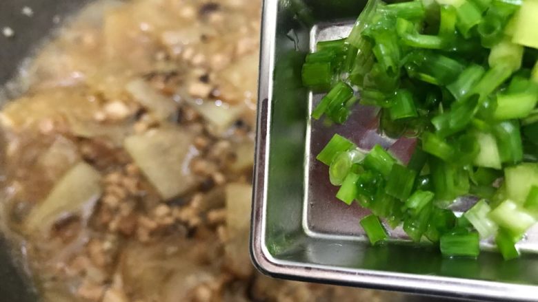 香菇肉沫蚝油冬瓜,加入小葱，翻炒均匀，即可