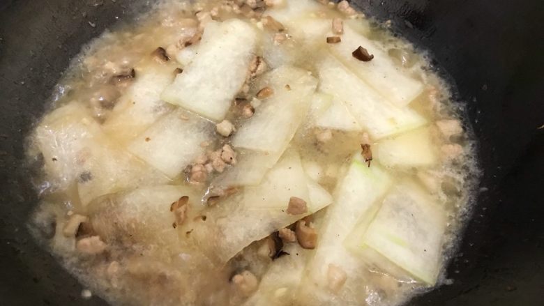 香菇肉沫蚝油冬瓜,水量和图片中差不多，然后盖上锅盖，转小火，煮2.3分钟
