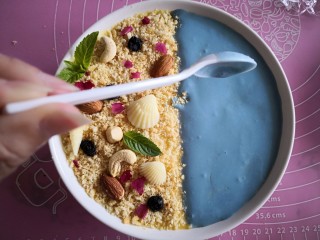 【蓝色大海的传说】,将蓝藻酸奶铺在果昔的另一半上面，苏打饼干碎上面铺上贝壳巧克力和坚果，再用薄荷叶和玫瑰花瓣做装饰。