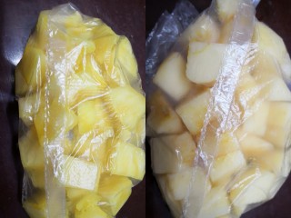 【蓝色大海的传说】,将芒果、菠萝和苹果切成块，分别装好，放入冰箱冷冻至少四个小时以上。