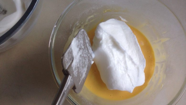 肉松小贝,取三分之一已打发好的蛋白霜放入到蛋黄糊里，从底部向上翻拌均匀，不要划圈搅拌