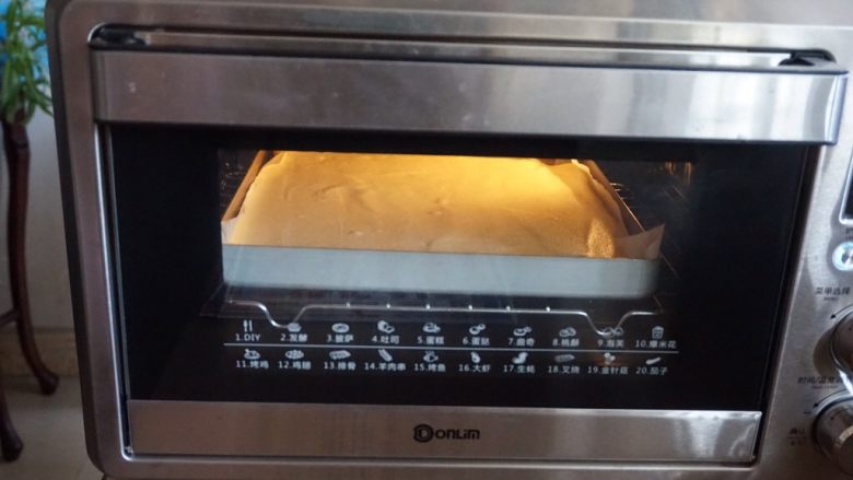 肉松小贝,放入已经预热到170度的东菱K40C烤箱里，烘烤18分钟左右