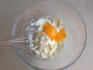 肉松小贝,分两次加入蛋黄，搅拌均匀。