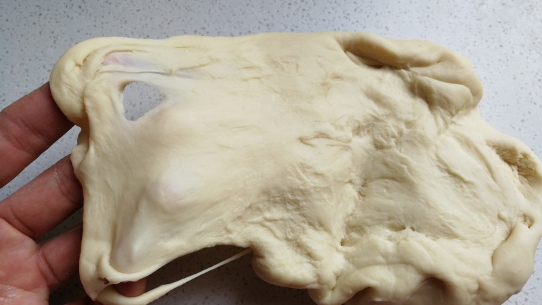 花环豆沙包,然后开始揉面，揉面至出现粗膜状态时，再加入软化的黄油继续揉面。