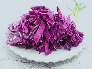 紫甘蓝炒牛肉,紫甘蓝切成细丝。