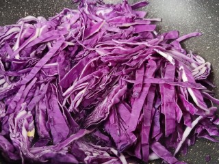 紫甘蓝炒牛肉,油热以后加紫甘蓝大火快速翻炒。