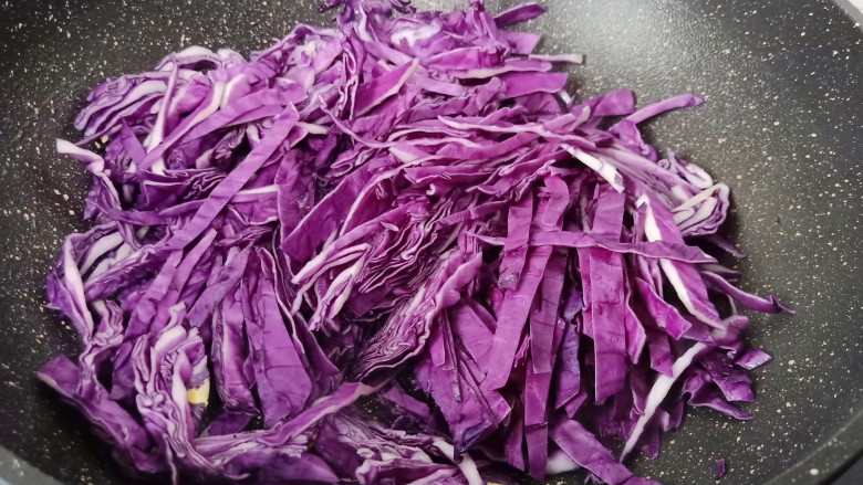 紫甘蓝炒牛肉,油热以后加紫甘蓝大火快速翻炒。