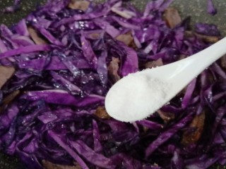 紫甘蓝炒牛肉,加适量的白糖。