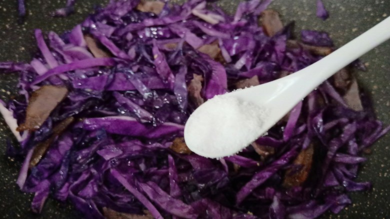 紫甘蓝炒牛肉,加适量的白糖。