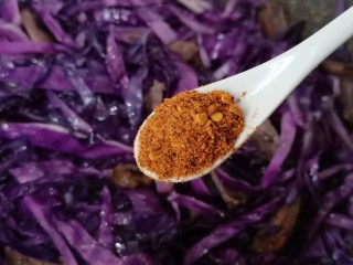 紫甘蓝炒牛肉,加辣椒粉一勺，不喜欢吃辣的可以不加。