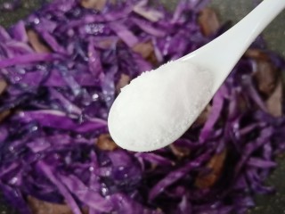 紫甘蓝炒牛肉,加适量的细盐。