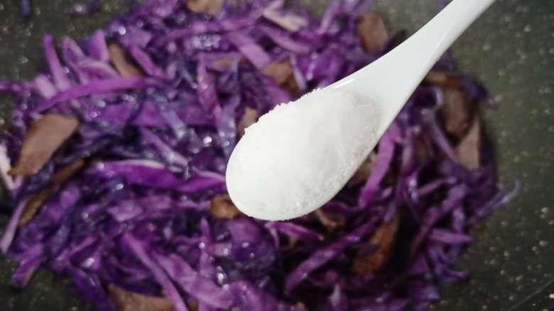 紫甘蓝炒牛肉,加适量的细盐。