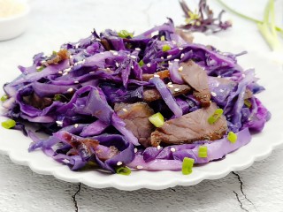 紫甘蓝炒牛肉,紫甘蓝脆爽可口!卤牛肉的酱香散发开来，一筷一筷才过瘾!