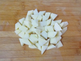 土豆烧牛肉,开始准备配菜，土豆去皮洗干净切成滚刀块，用凉水泡上备用。