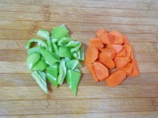 土豆烧牛肉,青椒胡萝卜洗干净切成滚刀块备用。