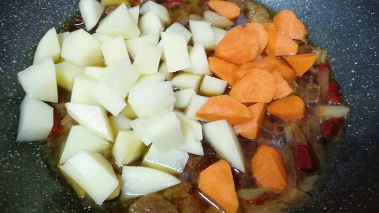 土豆烧牛肉,牛肉炖好以后下入土豆和胡萝卜翻炒均匀。