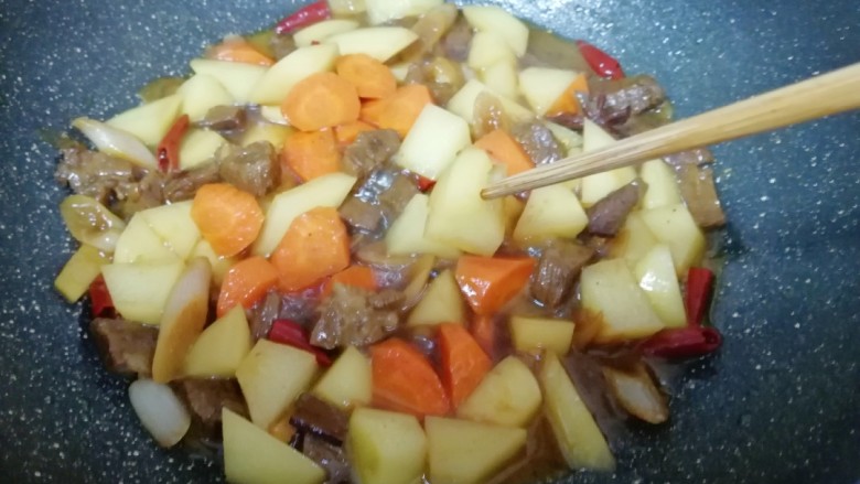 土豆烧牛肉,用筷子扎一下土豆，能轻松扎透即可。