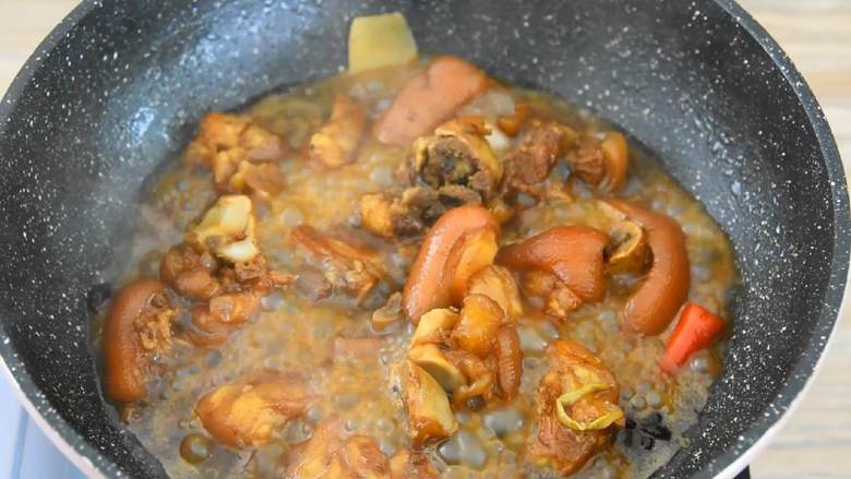 家常红烧猪蹄—在家也能做出大厨级的猪蹄,开盖大火收汁，加1勺盐，炒匀即可。
