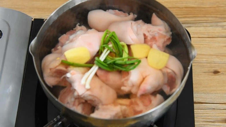 家常红烧猪蹄—在家也能做出大厨级的猪蹄,猪蹄洗净冷水下锅，放入葱结、姜片，倒入料酒。