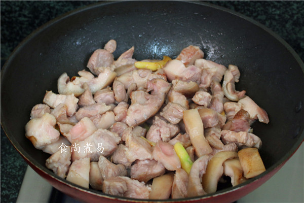 红烧猪头肉,炒至香味四溢，肉色发白