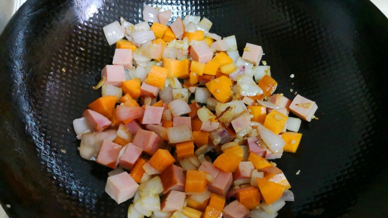 香肠芥兰白豆汤,再加入胡萝卜丁和香肠丁翻炒。