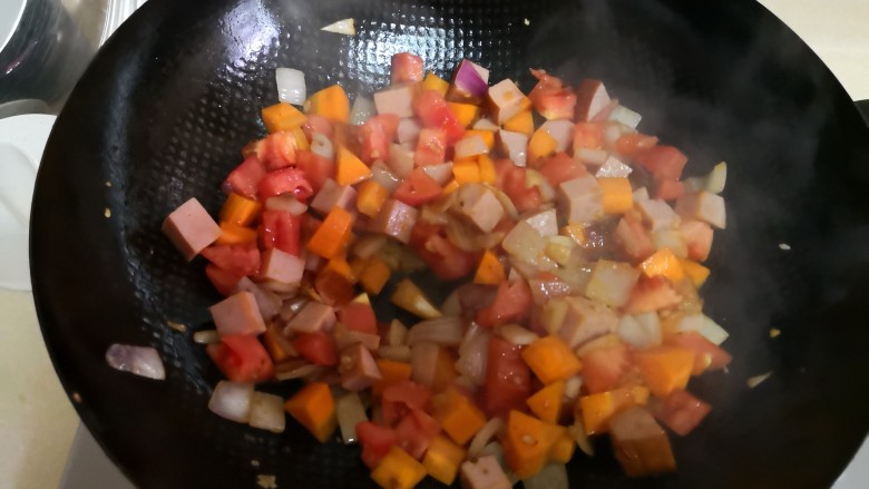 香肠芥兰白豆汤,然后加入番茄丁炒出水。