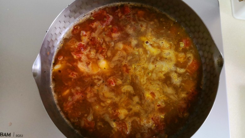 香肠芥兰白豆汤,转入汤锅，加水。