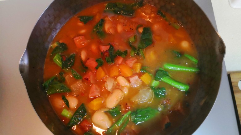 香肠芥兰白豆汤,加入芥兰叶，重沸后关火。